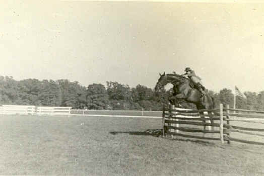 part11_HorseShowSmithtown1937-1.jpg (56944 bytes)