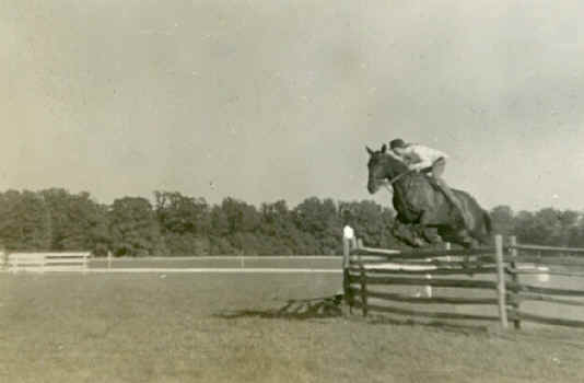 part_11_HorseShowSmithtown1937-2.jpg (44554 bytes)